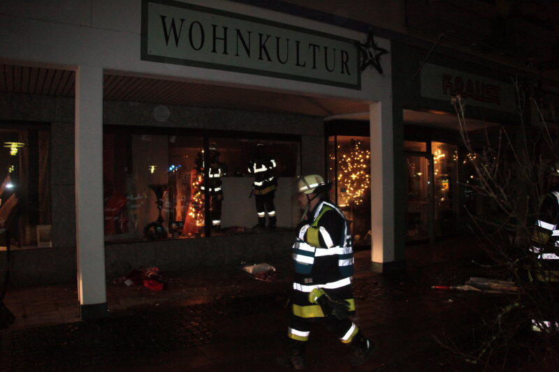 In einem Dekogeschäft kam es am Freitag zu einem Brand. Die Feuerwehr rückte an und konnte den Brandherd löschen. Auslöser war vermutlich eine noch angezündete Kerze. Verletzt wurde niemand.