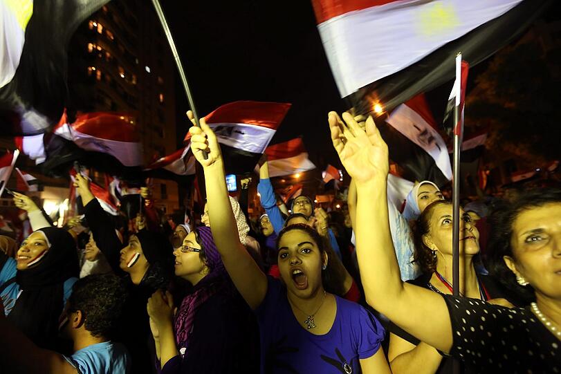 Ausnahmezustand am auf dem Tahrir-Platz in Kairo. Millionen Menschen feiern die Absetzung von Mohammed Mursi durch das ägyptische Militär.