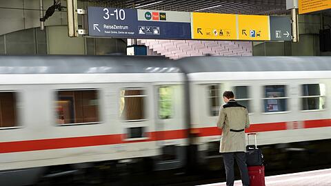 Der Streik der GDL wurde zwar am Sonntagmorgen pünktlich um 9 Uhr beendet, dennoch gilt noch der Ersatzfahrplan bei der Bahn.