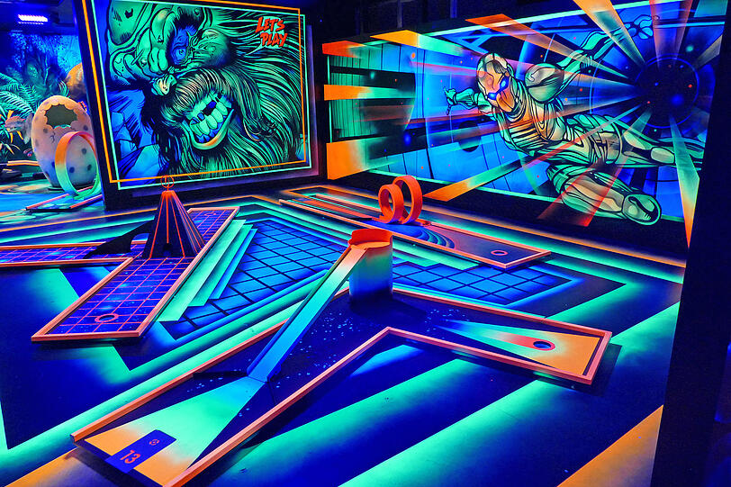 Beschreite eine Reise durch die fantastisch-virtuellen Minigolf-Welten mit 3D-Animationen, magischen Wandbildern und Soundeffekten.