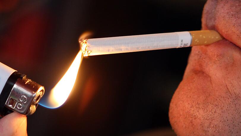 Ein Raucher zündet sich eine Zigarette an. (Symbolbild)