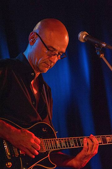 Wolfgang Gleixner (Akkordeon, Gitarre, Tuba, Gesang): &bdquo;Man kennt ihn von Haindling&ldquo;, sagt Baumann. &bdquo;Ein musikalischer Partner, mit dem ich seit 15 Jahren diverse Projekte gemacht habe.&ldquo;