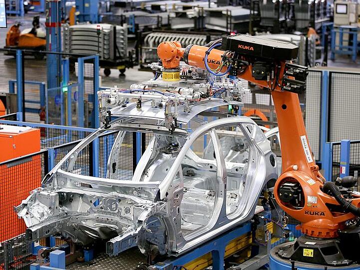 Roboter des Roboterbauers Kuka bauen im Ford-Werk in Köln eine Karosserie zusammen. (.