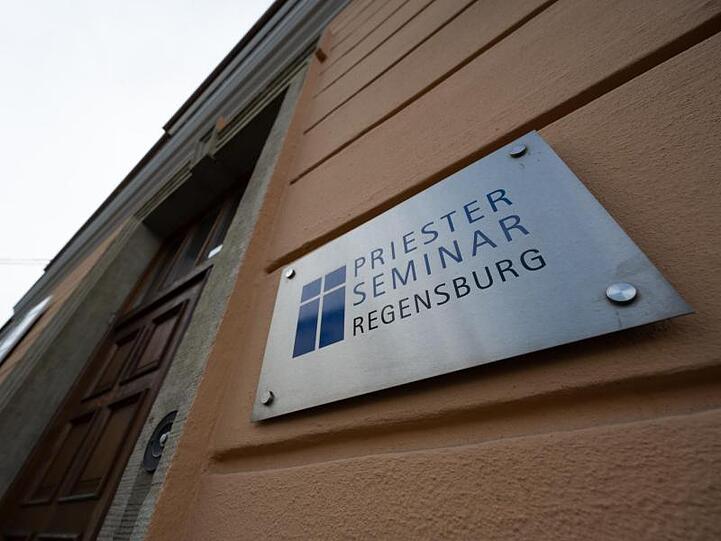 Der Eingang zum Priester Seminar, in dem sich der emeritierte Papst Benedikt aufhalten soll.