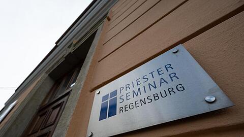 Der Eingang zum Priester Seminar, in dem sich der emeritierte Papst Benedikt aufhalten soll.