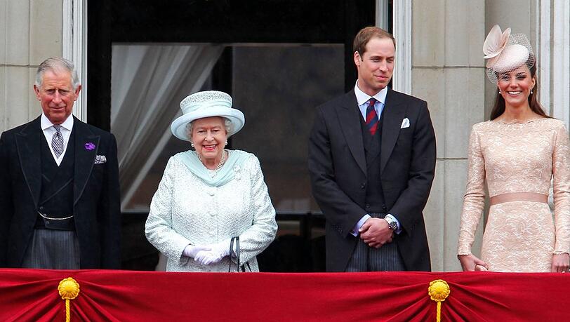 Queen Elizabeth II. (Mitte) anlässlich ihres Diamantenen Thronjubiläums im Jahr 2012 auf dem Balkon des Buckingham Palastes mit Prinz Charles (l.), Prinz William und Herzogin Kate.