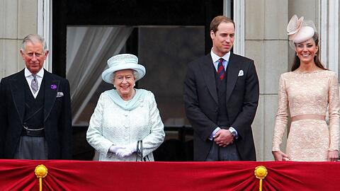 Queen Elizabeth II. (Mitte) anlässlich ihres Diamantenen Thronjubiläums im Jahr 2012 auf dem Balkon des Buckingham Palastes mit Prinz Charles (l.), Prinz William und Herzogin Kate.