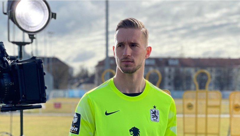 In dem gemeinsamen Video vertritt Marco Hiller den TSV 1860.