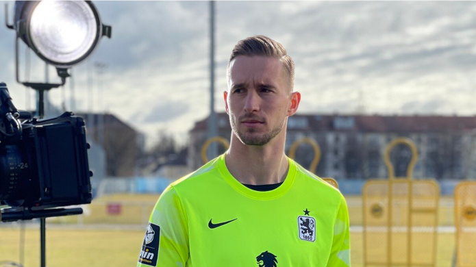 In dem gemeinsamen Video vertritt Marco Hiller den TSV 1860.