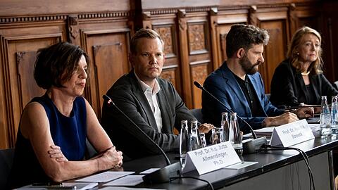 Die Soziologin Jutta Allmendinger (l-r), der Virologe Hendrik Streeck, Harald Wilkoszewski, Abteilungsleiter Kommunikation und Pressesprecher des WZB, und die Virologin und Chemikerin Helga Rübsamen-Schaeff, Virologin nehmen an einer Pressekonferenz des Sachverständigenausschuss zur Evaluation des Infektionsschutzgesetzes (IfSG) teil.
