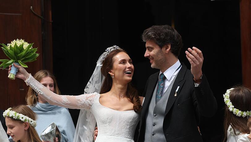 Ludwig Prinz von Bayern und seine Frau Sophie-Alexandra Prinzessin von Bayern stehen nach ihrer kirchlichen Hochzeit auf dem Odeonsplatz vor der Theatinerkirche.