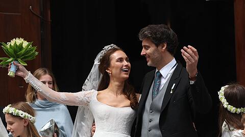 Ludwig Prinz von Bayern und seine Frau Sophie-Alexandra Prinzessin von Bayern stehen nach ihrer kirchlichen Hochzeit auf dem Odeonsplatz vor der Theatinerkirche.