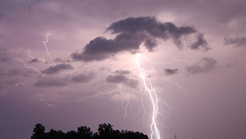 Lokal ziehen in Bayern Schauer und Gewitter auf.