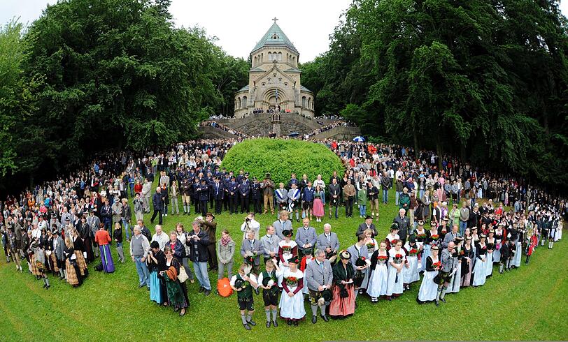 Monarchie-Fans würdigen 125. Todestag von Ludwig II. &ndash; Gedenkmesse am Starnberger See &ndash; Satirisches Contra: Mit Badeente und Taucherbrille zum Gedenkkreuz. Die Eindrücke aus Berg