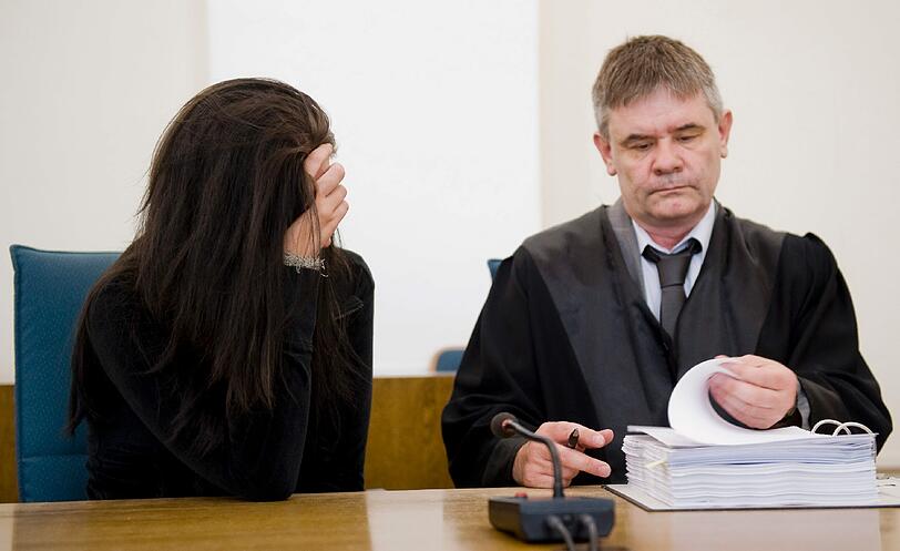 Wegen der Tötung ihres neugeborenen Babys ist Katharina H. am Donnerstag vom Landgericht Passau zu sechs Jahren Haft verurteilt worden. Die Bilder vom Gericht.
