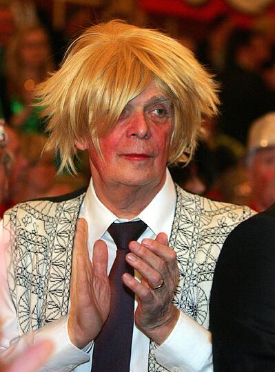 Fast nicht erkannt: Kölns Sportdirektor Volker Finke geschminkt und mit blonder Perücke - ein skurriler Auftritt. Aber an Karneval ist bekanntlich alles erlaubt...