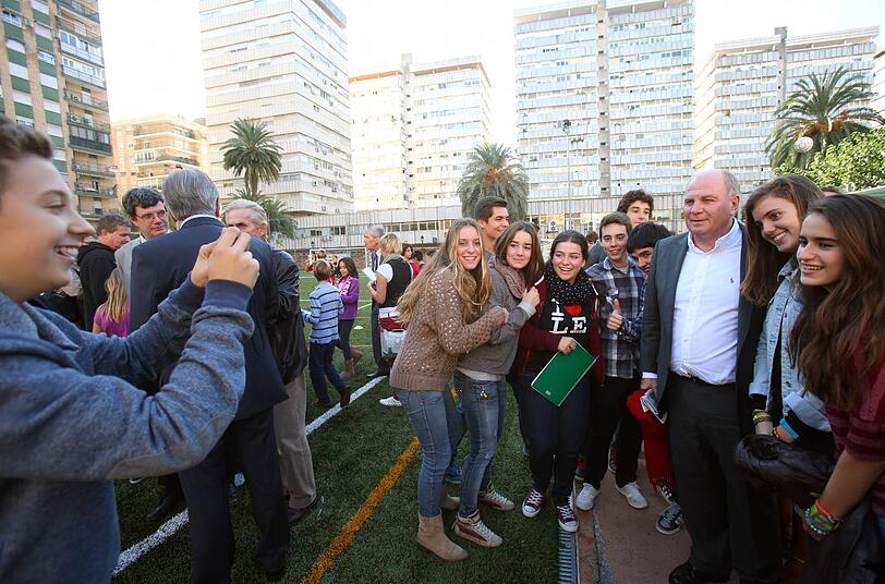 Die Bayern-Bosse Uli Hoeneß, Karl-Heinz Rummenigge und Karl Hopfner zu Besuch an der Deutschen Schule Valencia.