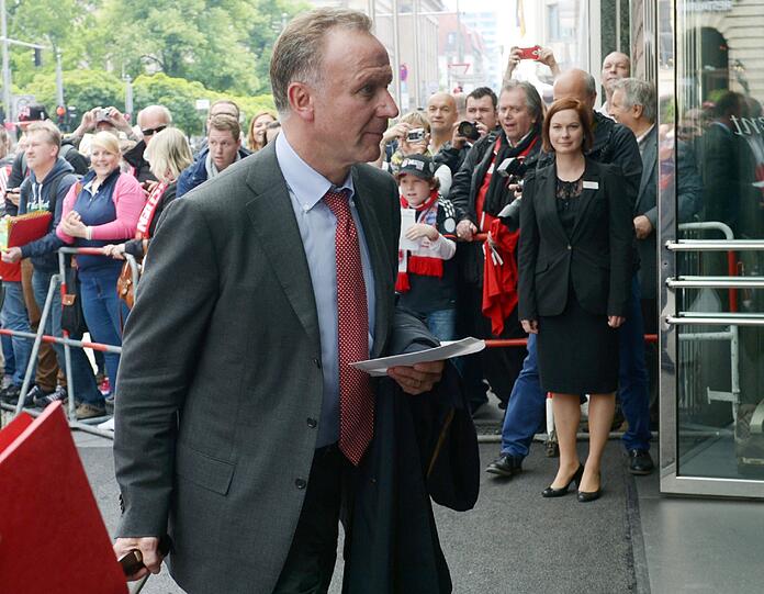 Berlin! Berlin! Der FC Bayern ist am Regent Hotel angekommen. Die Bilder
