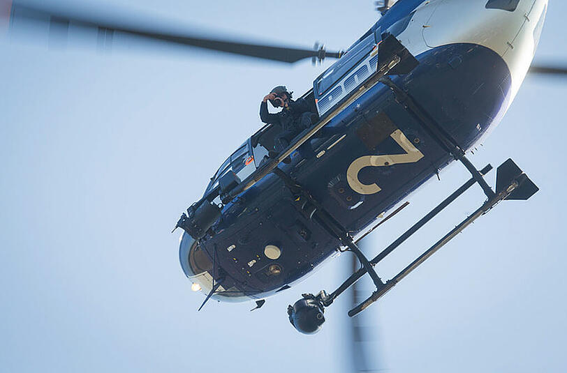 Auch von einem Hubschrauber aus läuft die Fahndung nach dem Schützen.