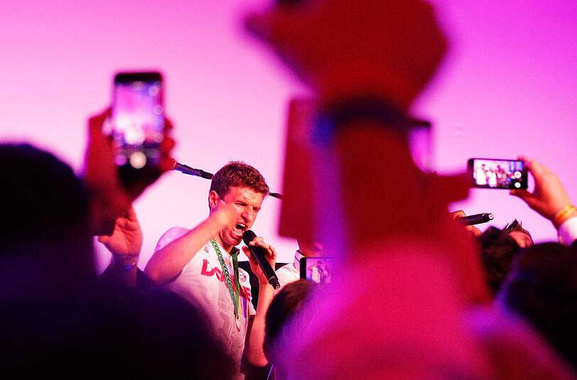 Weitere Bilder von der Champions Party des FC Bayern nach dem DFB-Pokalsieg gegen Dortmund.