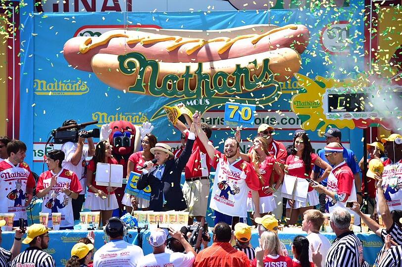 Joey Chestnut wird für seine Leistung geehrt.