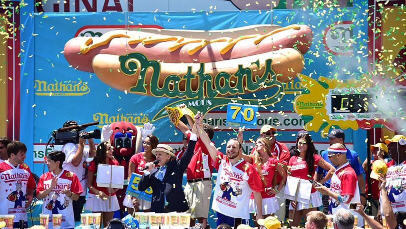 Joey Chestnut wird für seine Leistung geehrt. Joey Chestnut wird für seine Leistung geehrt.