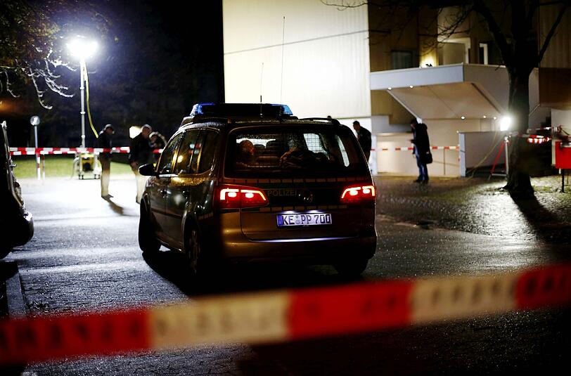 Hier sind die Schüsse gefallen: Polizeiwagen und Absperrungen vor der Wohnanlage in Neu-Ulm. Das Opfer starb an seinen schweren Verletzungen.