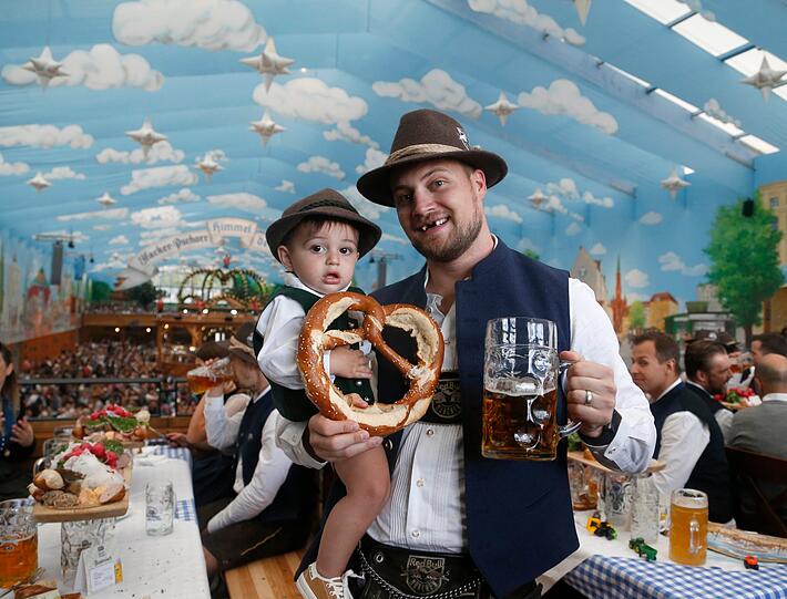 John Mitchell mit seinem Sohn.