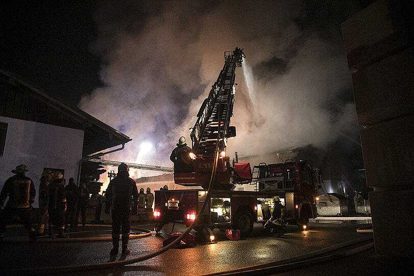 Bilder vom großen Feuerwehreinsatz in Fridolfing am Dienstagabend. Der Sachschaden ist nach dem Brand eines Sägewerks immens.
