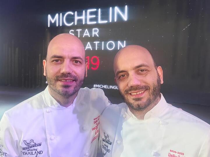 Die Zwillingsbrüder Thomas (l) und Mathias Sühring freuen sich über ihren zweiten Michelin-Stern. Das Bruderpaar betreibt seit 2017 in Thailands Hauptstadt ein eigenes Restaurant.