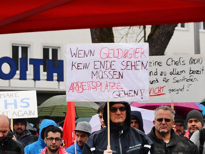 Beschäftigte des Maschinenbauers Voith demonstrieren gegen die mögliche Schliessung des Werkes. Der Standort im Allgäu mit rund 500 Beschäftigten soll geschlossen werden. Foto: Benjamin Liss/dpa