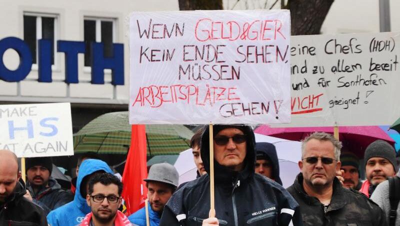 Beschäftigte des Maschinenbauers Voith demonstrieren gegen die mögliche Schliessung des Werkes. Der Standort im Allgäu mit rund 500 Beschäftigten soll geschlossen werden. Foto: Benjamin Liss/dpa Beschäftigte des Maschinenbauers Voith demonstrieren gegen die mögliche Schliessung des Werkes. Der Standort im Allgäu mit rund 500 Beschäftigten soll geschlossen werden. Foto: Benjamin Liss/dpa