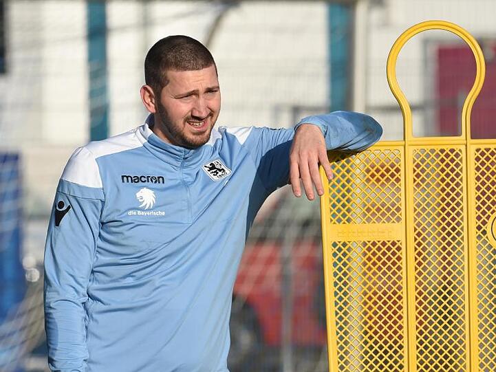 Sascha Mölders vom Fußball-Regionalligisten TSV 1860 München lehnt sich an einen Dummy an. Foto: Andreas Gebert/dpa/Archivbild