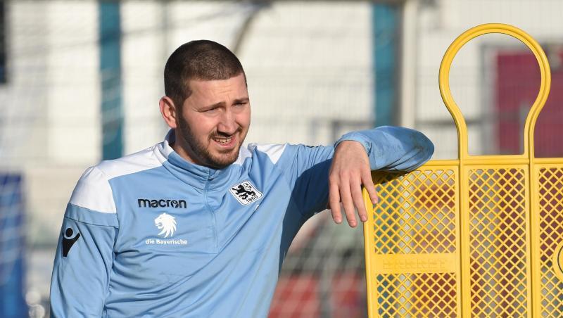 Sascha Mölders vom Fußball-Regionalligisten TSV 1860 München lehnt sich an einen Dummy an. Foto: Andreas Gebert/dpa/Archivbild Sascha Mölders vom Fußball-Regionalligisten TSV 1860 München lehnt sich an einen Dummy an. Foto: Andreas Gebert/dpa/Archivbild