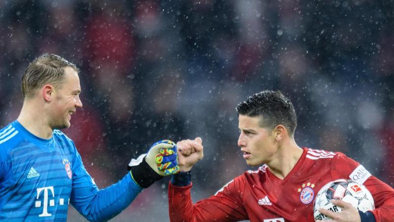 Dreifachtorschütze James Rodríguez (r) feiert mit Torwart Manuel Neuer den Sieg des FC Bayern München. Dreifachtorschütze James Rodríguez (r) feiert mit Torwart Manuel Neuer den Sieg des FC Bayern München.