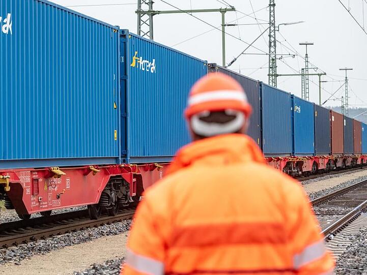 Ein Zug mit Containern steht auf Gleisen am Bahnhof in Neumarkt In Der Oberpfalz