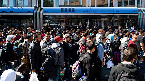 Vom Hauptbahnhof werden Flüchtlinge am 12. September 2015 zu einer Unterkunft begleitet. Da die Ankunftszentren völlig überfüllt sind, müssen Zelte aufgebaut werden (kleines Foto). Fotos: Sven Hoppe/dpa