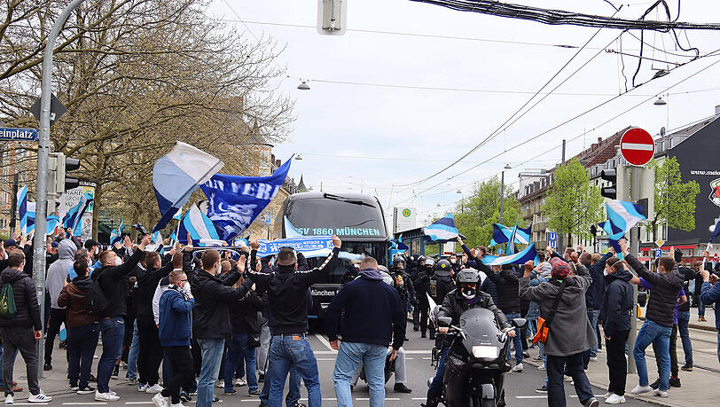 Die Fans des TSV 1860 stehen Spalier bei der Anfahrt vom Mannschaftsbus zum Spiel gegen den 1. FC Kaiserslautern.