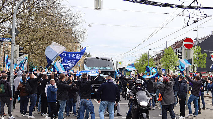 Die Fans des TSV 1860 stehen Spalier bei der Anfahrt vom Mannschaftsbus zum Spiel gegen den 1. FC Kaiserslautern.