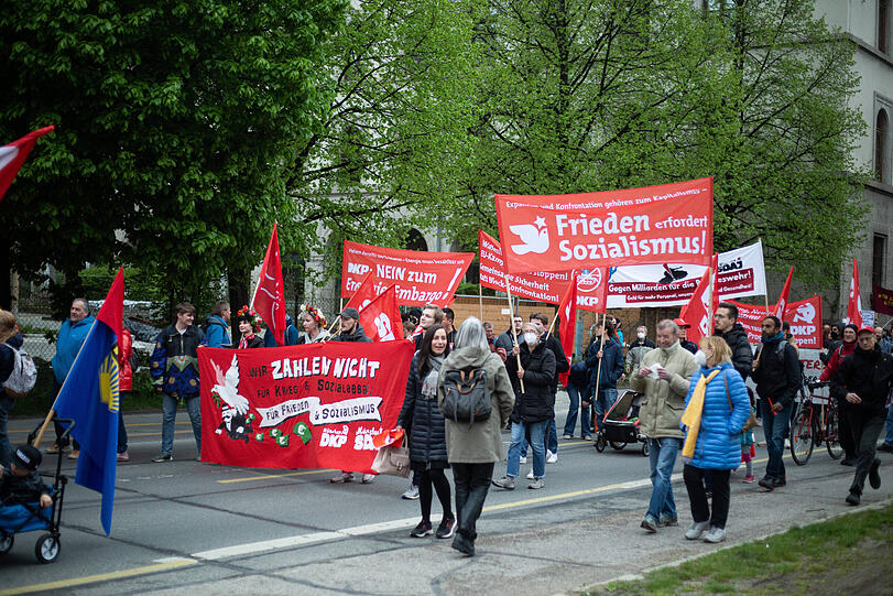 Großer Demozug durch München am Tag der Arbeit. Rund 4.000 Menschen beteiligten sich an der Kundgebung. Die Bilder.