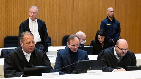 Der frühere Wirecard-Vorstandschef Markus Braun (vorne M) sitzt zum Prozessauftakt zwischen seinen Anwälten Alfred Dierlamm (vorne l.) und Nico Werning (vorne r.) im Gerichtssaal.