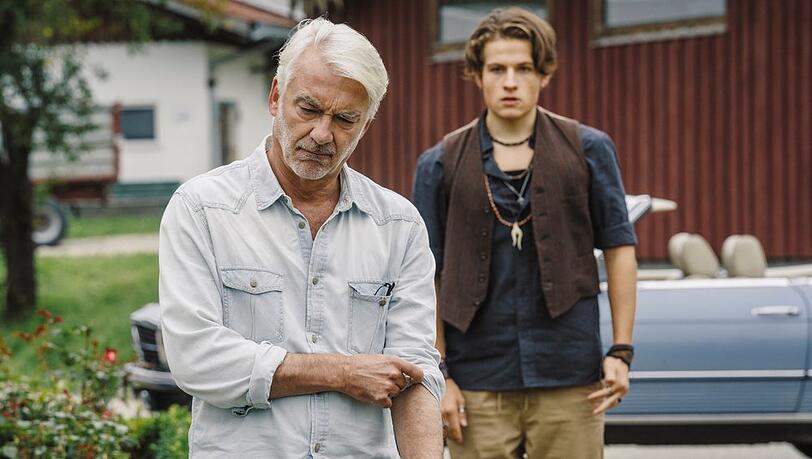 "Daheim in den Bergen: Auf neuen Wegen": Karl (Christoph M. Ohrt, l.) mit seinem Adoptivsohn Tom (Moritz Bäckerling).