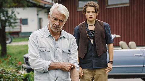"Daheim in den Bergen: Auf neuen Wegen": Karl (Christoph M. Ohrt, l.) mit seinem Adoptivsohn Tom (Moritz Bäckerling).