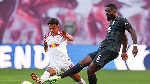 Patric Pfeiffer (r) wird nach Magdeburg verliehen.