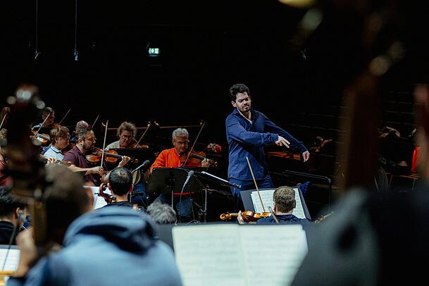 Lahav Shani probt in der Isarphilharmonie. Lahav Shani probt in der Isarphilharmonie.