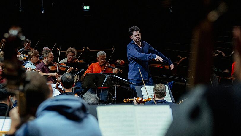 Lahav Shani probt in der Isarphilharmonie. Lahav Shani probt in der Isarphilharmonie.