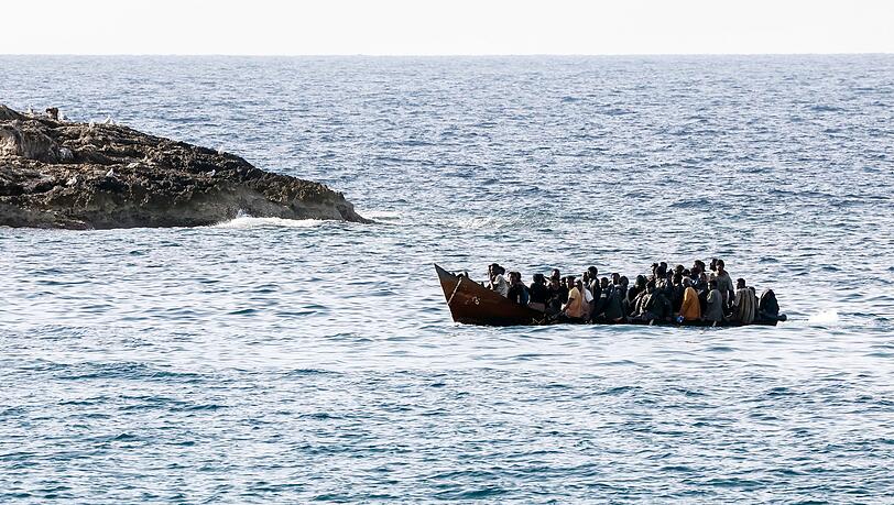 Italien wollte die Asylanträge von auf dem Mittelmeer gestoppten Migranten aus sicheren Herkunftsländern in Albanien prüfen und sie erst dann einreisen lassen. Jetzt äußert sich der EuGH zu einem Aspekt dieses Modells. (Archivbild)