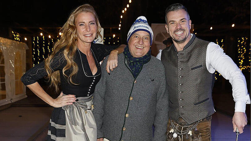 Stilecht mit Moonboots zum Dirndl: Model Giulia Siegel (v.l.) mit Angermaier-Chef Axel Munz und ihrem Partner Ludwig Heer bei der 18. Eisstock-WM in Tracht.