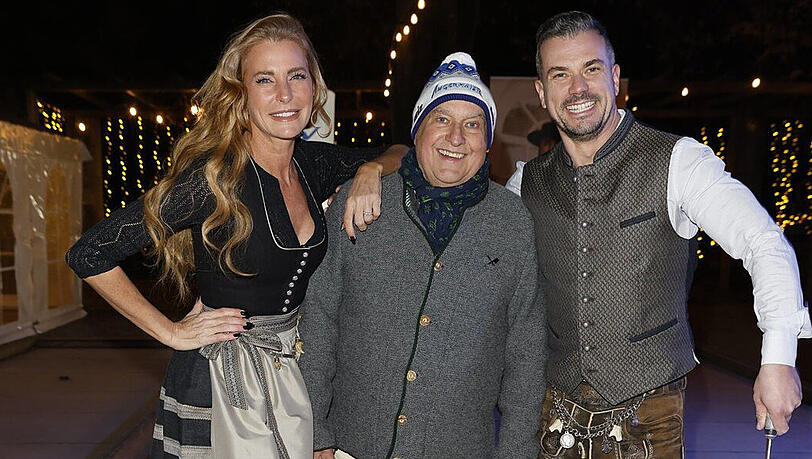 Stilecht mit Moonboots zum Dirndl: Model Giulia Siegel (v.l.) mit Angermaier-Chef Axel Munz und ihrem Partner Ludwig Heer bei der 18. Eisstock-WM in Tracht.