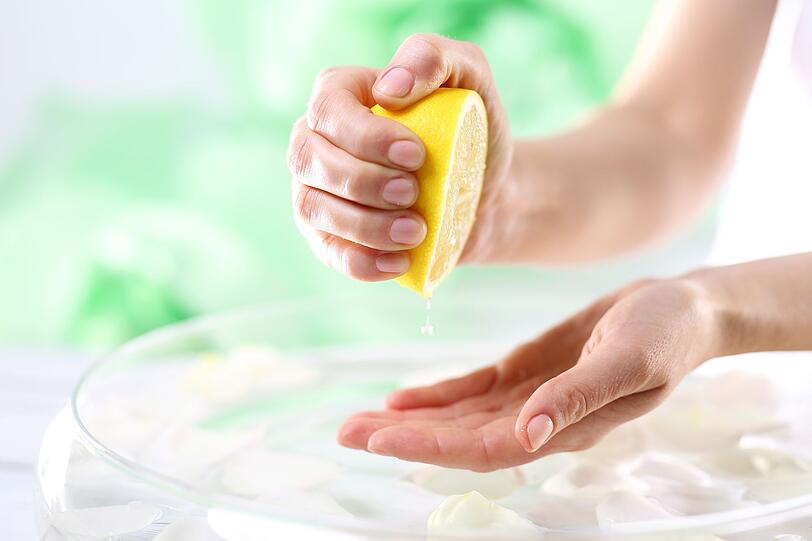 Verfärbte Nägel oder Fingerkuppen, die sich vor allem nach dem Zubereiten von Lebensmitteln wie Rote Beete oder Kurkuma zeigen, lassen sich mit einer ausgedrückten Zitronenhälfte behandeln. Ebenso hilft die Zitrone mit etwas Backnatron bei verfärbten Zähnen. Doch Vorsicht: die Mischung aus Zitrone und Natron sollte zum Schutz des Zahnschmelzes nicht länger als eine Minute einwirken. Verfärbte Nägel oder Fingerkuppen, die sich vor allem nach dem Zubereiten von Lebensmitteln wie Rote Beete oder Kurkuma zeigen, lassen sich mit einer ausgedrückten Zitronenhälfte behandeln. Ebenso hilft die Zitrone mit etwas Backnatron bei verfärbten Zähnen. Doch Vorsicht: die Mischung aus Zitrone und Natron sollte zum Schutz des Zahnschmelzes nicht länger als eine Minute einwirken.